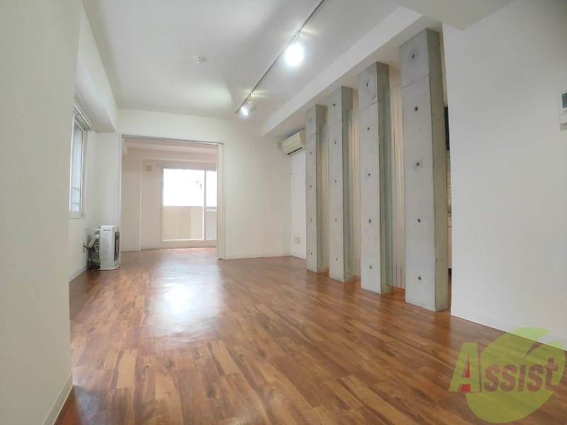 居室・リビング　リビングです。窓が大きくて明るいですね！