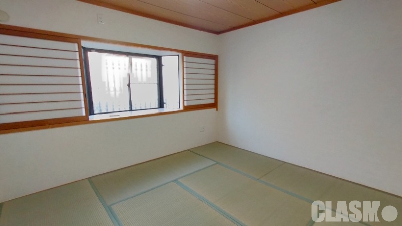 玄関　８帖の広々和室！出窓があり明るいです