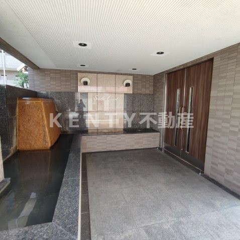 エントランス　落ち着いたエントランスです