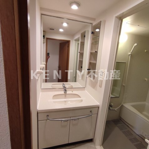 洗面設備　明るい洗面所です