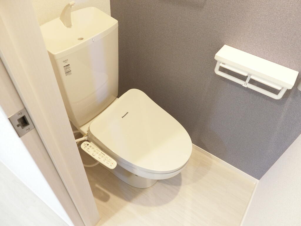 トイレ　室内写真は同施工会社か別部屋を使用しております。