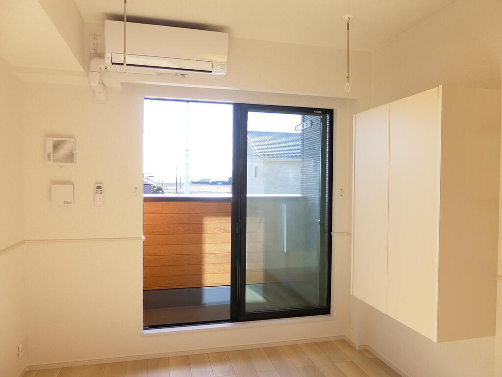 バルコニー　室内写真は同施工会社か別部屋を使用しております。