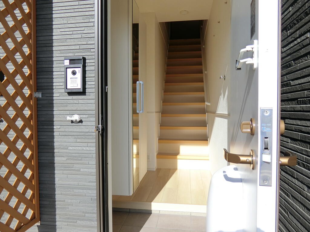 玄関　室内写真は同施工会社か別部屋を使用しております。
