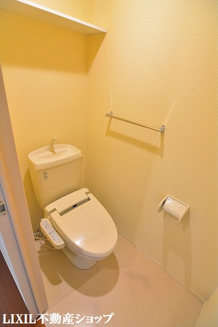 トイレ　上部に収納棚のある温水洗浄便座付のトイレです。