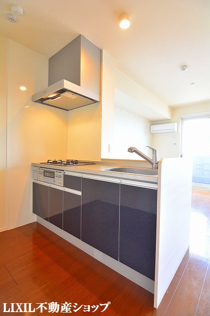 キッチン　３口グリル付の対面式のシステムキッチンです。