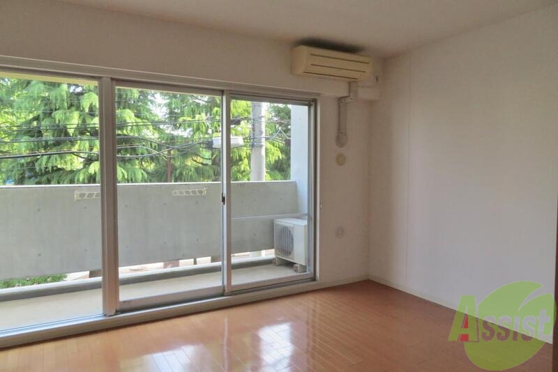 居室・リビング　お部屋のフローリングがピカピカしてます。