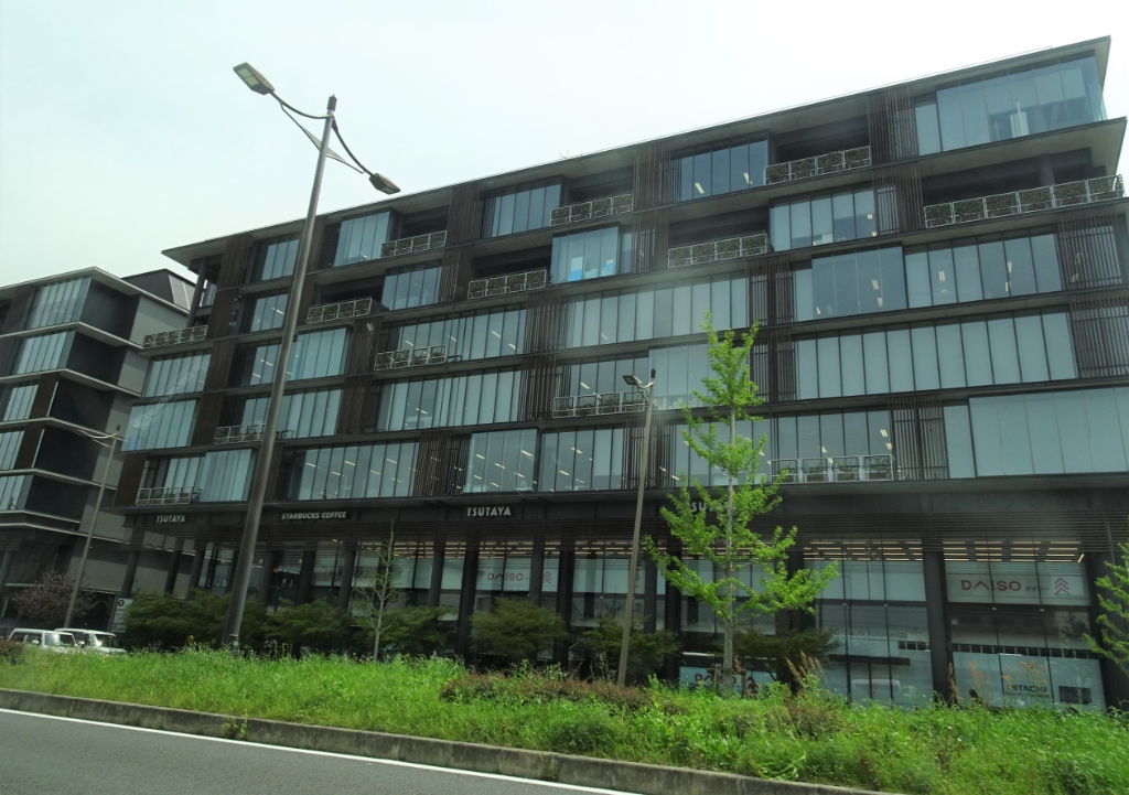 ショッピングセンター　DAISO 京都リサーチパーク店（ショッピングセンター）まで514m