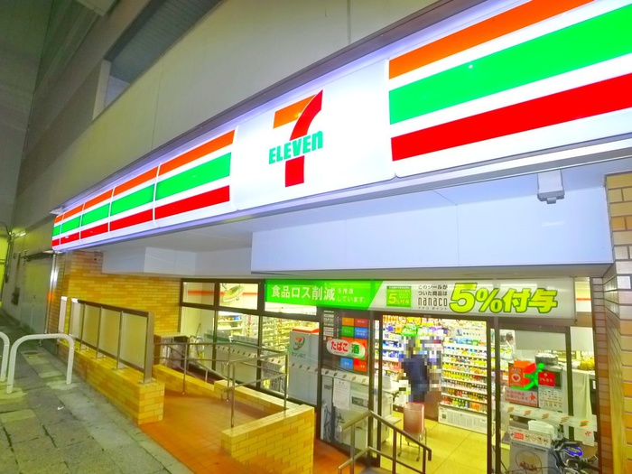 コンビニ　セブンイレブン（コンビニ）まで411m