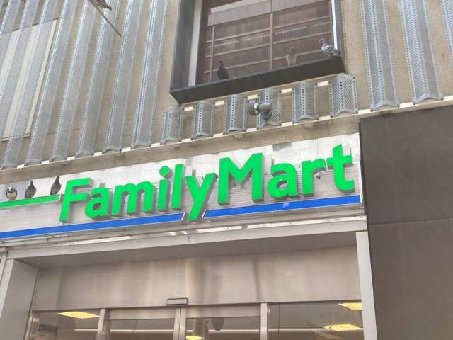 コンビニ　ファミリーマート（コンビニ）まで382m