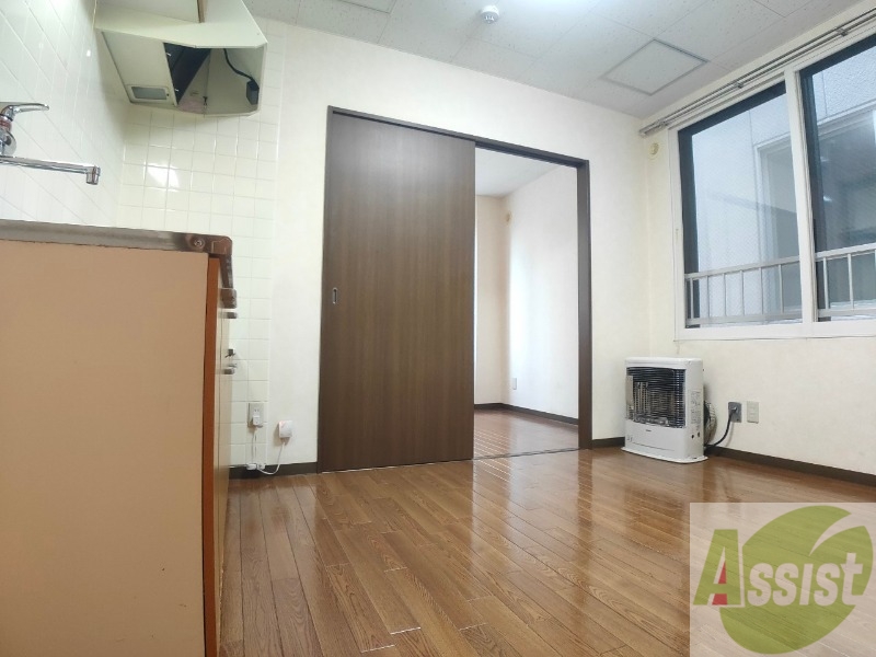 居室・リビング　リビングです。木目のフローリングが落ち着きますね。