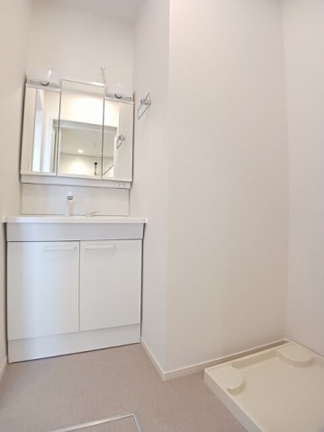 洗面設備　明るい洗面所です