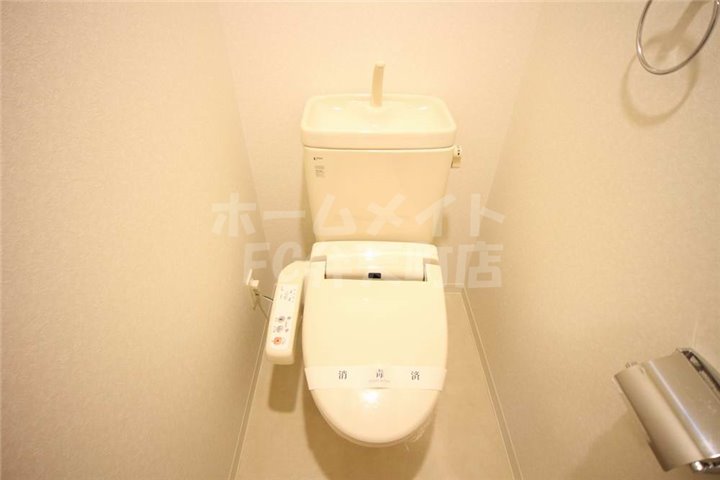 トイレ　落ち着いた色調のトイレです