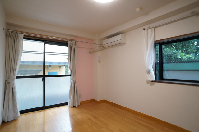 居室・リビング　２面採光で過ごしやすい室内空間です♪