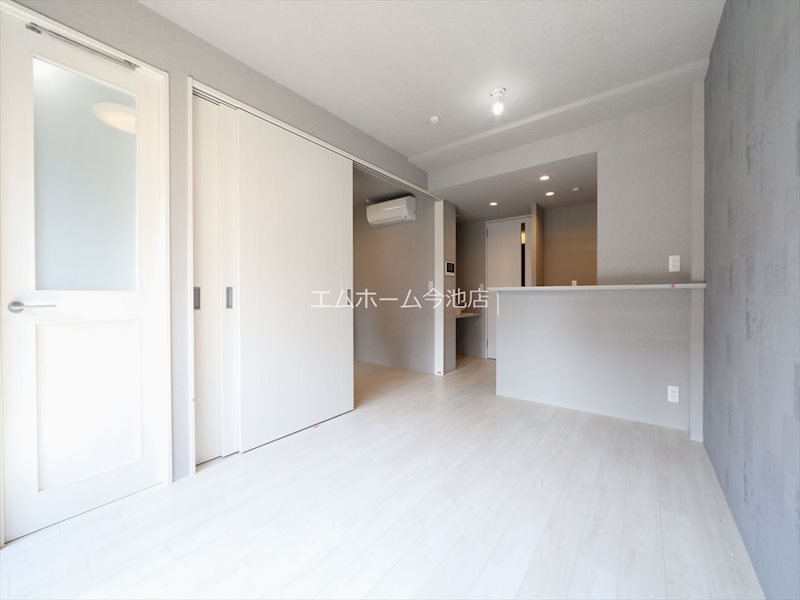 居室・リビング　LDK10.0帖　エアコン付　南向バルコニー