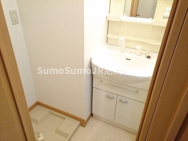 洗面設備　独立洗面台あり、毎朝おしゃれに忙しい女性の方におすすめです