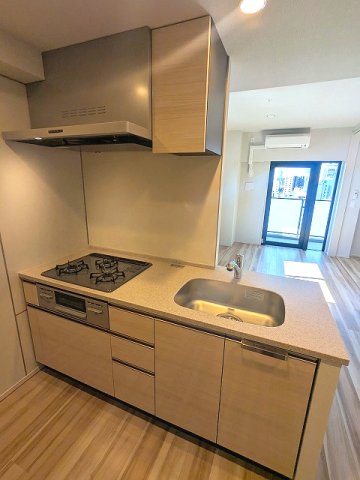 キッチン　グリル付ガス3口システムカウンターキッチン、瀟洒でお手入れ楽