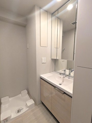 洗面設備　トイレと独立した洗面脱衣室に洗濯機置場あります、三面鏡付ハン