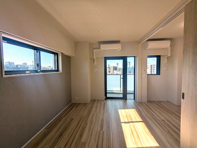 居室・リビング　インターネット無料、角部屋2面採光、リビングと各洋室にエアコ