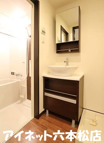 洗面設備　朝の支度にいかがでしょうか。