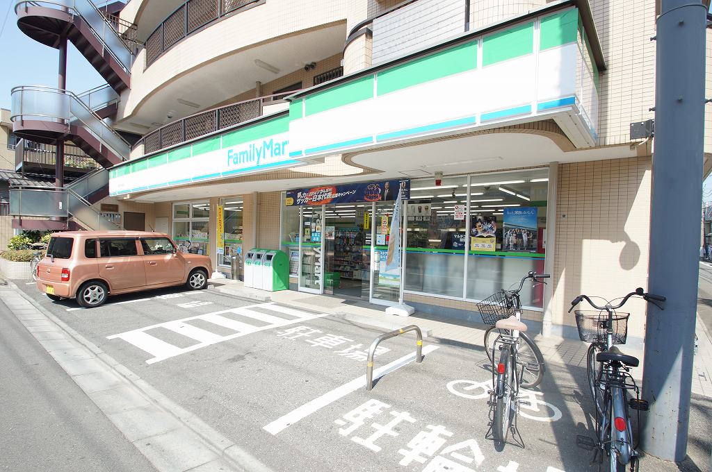 コンビニ　ファミリーマート「幸区役所前店」（コンビニ）まで399m
