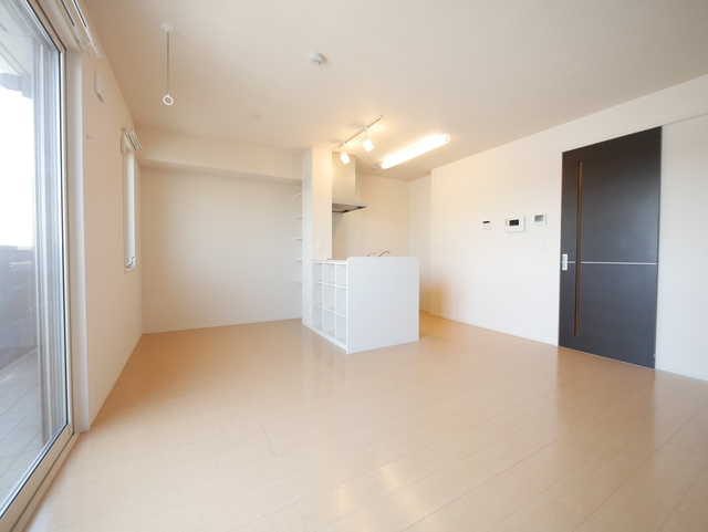 居室・リビング　★大きな窓から日の当たる明るいリビングです★