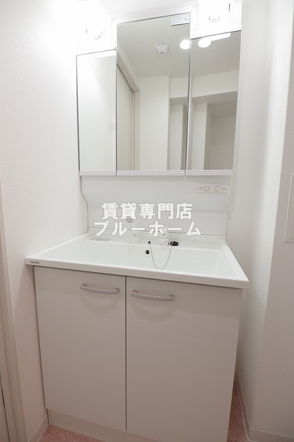 洗面設備　三面鏡独立洗面台あります！
