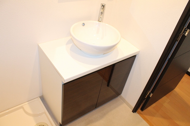洗面設備　オシャレなボウル型洗面台