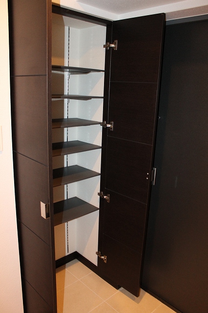 玄関　女性も安心の大容量シューズボックス