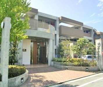 建物外観　鉄筋コンクリート造のがっちりとした造り。