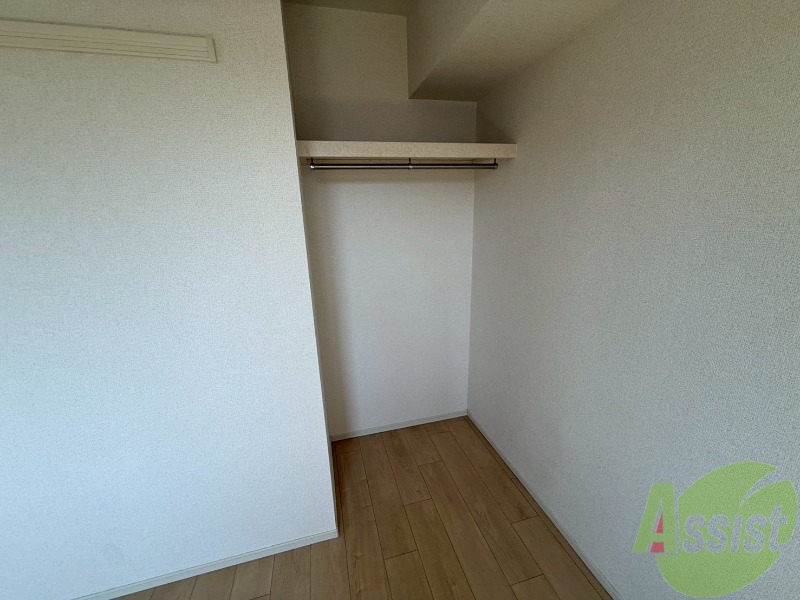 収納　洋室はオープンクローゼットです。荷物はこちらにどうぞ。
