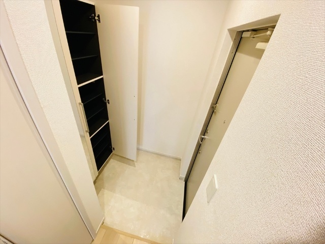 玄関　＊コンテチェストIIIと同タイプのお部屋です。