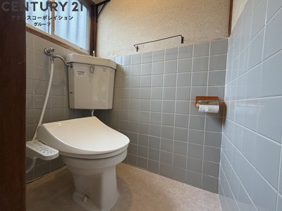 トイレ　落ち着いた色調のトイレです