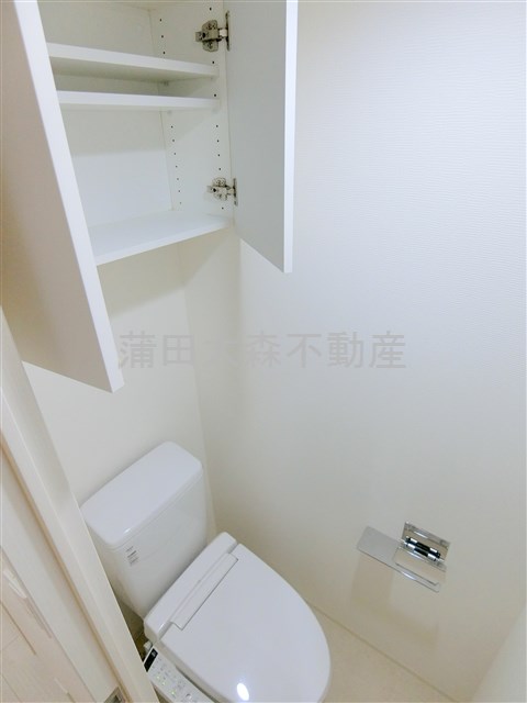 トイレ　棚収納と温水洗浄便座付きのトイレ