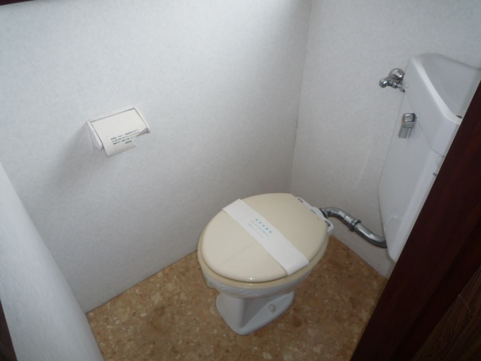 トイレ　トイレにも窓あります