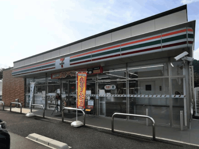 コンビニ　セブンイレブン桑名多度１丁目店（コンビニ）まで637m