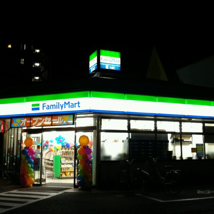 コンビニ　ファミリーマート（コンビニ）まで220m