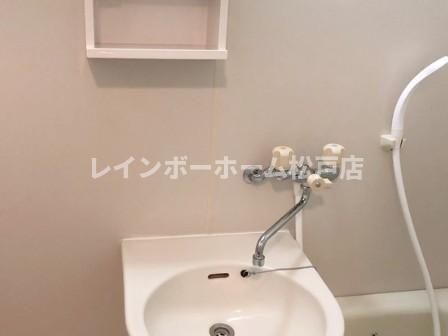洗面設備　ゆったりとスペースのある洗面所