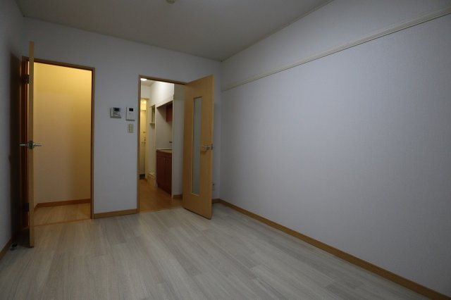 その他部屋・スペース　落ち着いた色調の寝室です