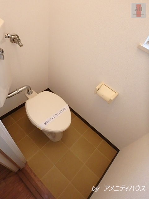トイレ　●シンプルなトイレスペース。
