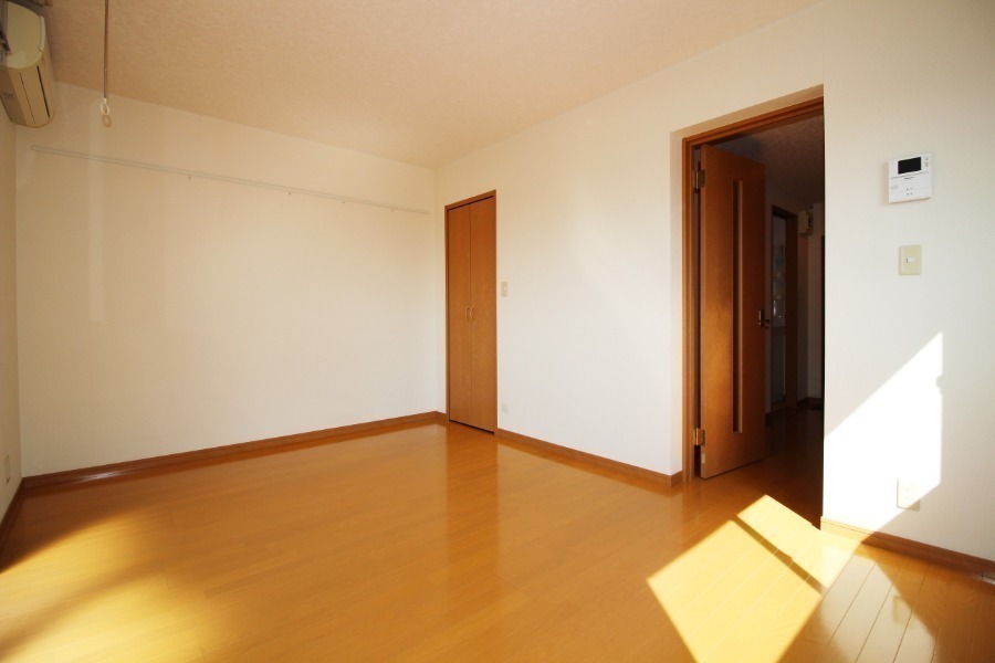その他部屋・スペース　窓側からの洋室風景