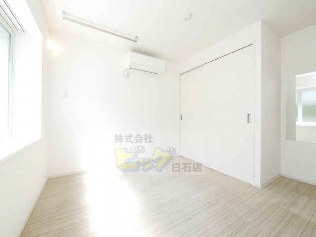 居室・リビング　白を基調としたお部屋でオシャレな内装です♪