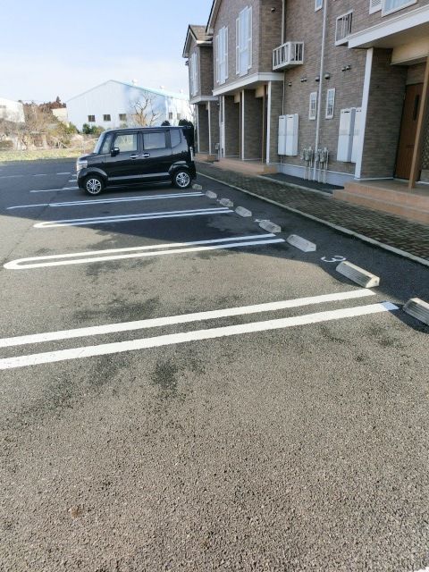 駐車場　建物目の前に駐車場あります。
