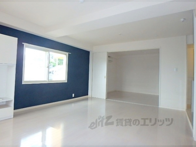 居室・リビング　２面窓で明るいお部屋です。