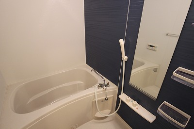 バス・シャワールーム　壁一面をオシャレなアクセント仕様にしております。