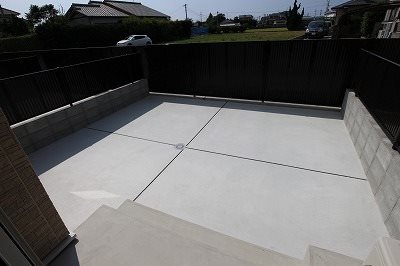バルコニー　朝日が入る東北向きの窓です。