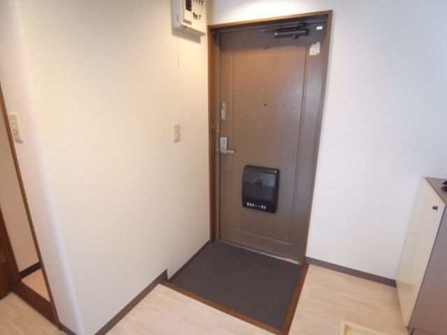 玄関　明るい雰囲気の玄関です。