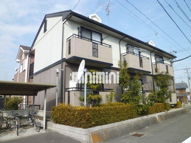 建物外観　ショッピングセンター近く便利な場所に建っています
