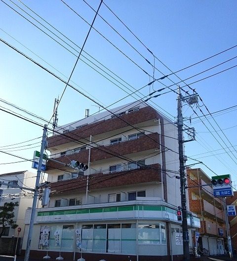 コンビニ　ファミリーマート（コンビニ）まで450m
