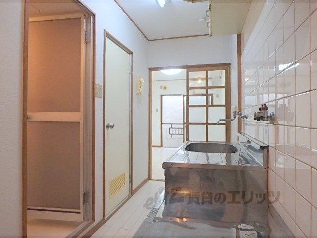 キッチン　エアコン付きの６帖洋室です