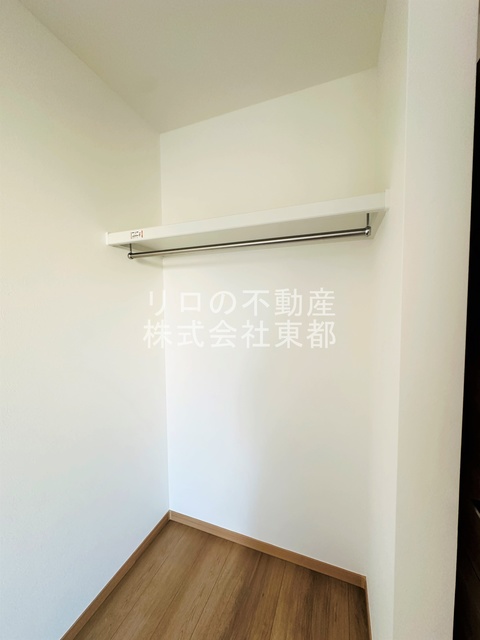 収納　いろんな使い方ができるタイプのパイプハンガー付収納です♪